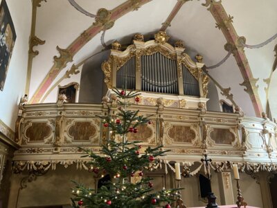 Silbermann-Orgel in der weihnachtlich geschmückten Schlosskapelle. Foto: Museum Schloß Burgk