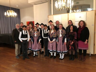 Die Künstler:innen mit den Tänzer:innen aus Leitmar. Foto: Basler