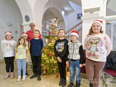 Drittklässler des Hortes Kunterbunt aus Pritzwalk schmückten mit Bürgermeister Dr. Ronald Thiel den Weihnachtsbaum im Rathausfoyer. Foto: Sandra Bels/Stadt Pritzwalk (Bild vergrößern)