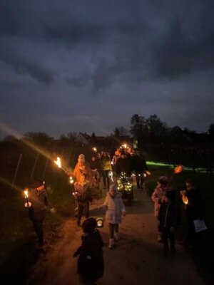Foto zur Meldung: Lichterwanderung durch die Kleinfischlinger Weinberge begeistert Groß und Klein