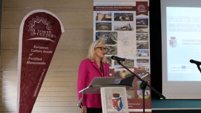 Agnieszka Źurawska - Tatała begrüßt die Gäste der Jubiläumsveranstaltung (Bild vergrößern)