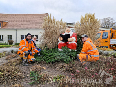 Mitarbeiter des städtischen Bauhofes gaben dem Weihnachtsmann am Perleberger Tor für die nächsten Wochen eine schöne Dekoration mit. Foto: Sandra Bels/Stadt Pritzwalk (Bild vergrößern)