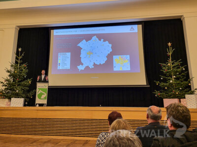 Dr. Dorian Holtz informierte im Kulturhaus Pritzwalk über den aktuellen Stand einer kommunalen Wärmeplanung. Foto: Beate Vogel/Stadt Pritzwalk (Bild vergrößern)