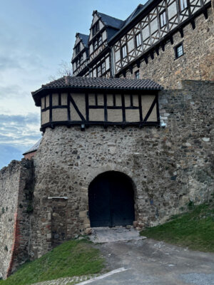 Ab Januar 2025 erfolgt auf der Burg Falkenstein im Harz die Beräumung von Depots im Bereich der Dachböden. Dies ist Voraussetzung für die Umsetzung von Sanierungsarbeiten im Rahmen des vom Bund und Land Sachsen-Anhalt aufgelegten Sonderinvestitionsprogramms (SIP). Damit verbunden ist die notwendige temporäre Schließung der Burg für den Besucherverkehr ab dem 7. Januar bis voraussichtlich Mitte Juli 2025 (Bild vergrößern)