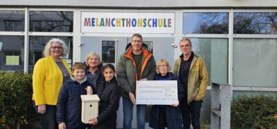 Vogelhäuschen für den guten Zweck - Tischler-Innung übergibt Spendenscheck an die Melanchthon-Schule (Bild vergrößern)