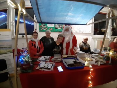 Der Seniorenbeirat der Stadt Kremmen bereicherte mit einem Kuchenstand den Weihnachtsmarkt.