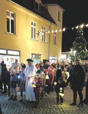 Wichtel und Königin beim Lichterfest