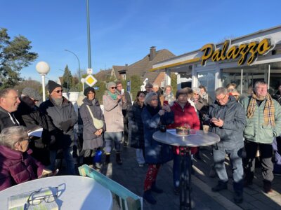 Foto zur Meldung: 25. Ausgabe von „Schüttes-Kreisel-Talk“: Mit den „Haarstrang-Tenören“, vor dem Dorf-Weihnachtsbaum aber auch mit Sorge um die Buslinien