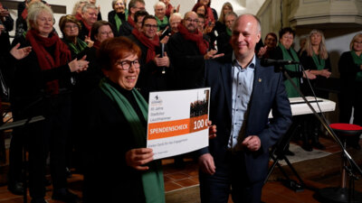 Bürgermeister Mirko Buhr gratulierte dem Stadtchor Lauchhammer zum 65. Jubiläum