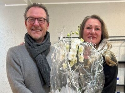Bürgermeister Thomas Eckhardt gratulierte Nadine Ladner zur Geschäftseröffnung (Bild vergr&ouml;&szlig;ern)