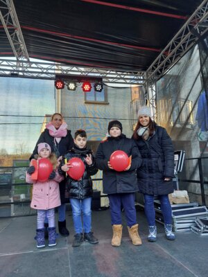 (von links) Josephine Wilhelm, Raphael Turgay und Jannis Reinhardt waren die Sieger des BREiTWiESN-Luftballonwettbewerbes (Bild vergrößern)