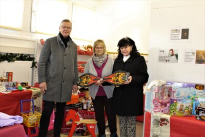 Bürgermeister Ingo Seifert, Silke Vogel (Awo), Christine Matko (Aktion Kinderherzen) (Bild vergrößern)