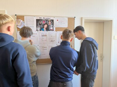 Schülerinnen und Schüler wirken mit: Einschreibung für die Veranstaltung „Abi – Wie weiter“ (Bild vergrößern)