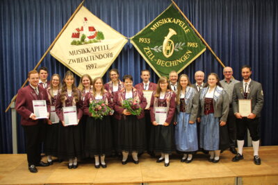 Die Geehrten der Musikkapellen Zell-Bechingen und Zwiefaltendorf mit dem stellvertretenden Kreisverbandsvorsitzenden Karl Lamp