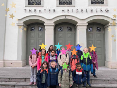 Besuch des Wintermärchens im Theater Heidelberg: Klasse 2a erlebt „Momo“ als besonderes Erlebnis