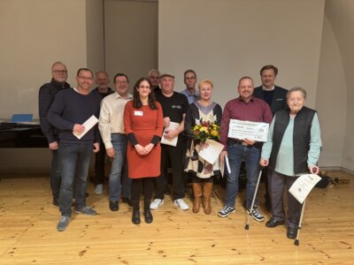 Die Kummersdorfer Delegation rund um Ortsvorsteher Enrico Graß nahm den Preis von der achtköpfigen Jury auf der Burg Beeskow entgegen. Foto: Karoline Ring - Landkreis Oder-Spree (Bild vergrößern)