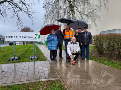 Dr. Ronald Thiel schlägt den Schlussstein im Gehweg an der Straße Am Ring mit der Jahreszahl 2024 fest. Das  Foto: Beate Vogel/Stadt Pritzwalk (Bild vergr&ouml;&szlig;ern)