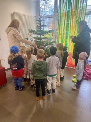 Weihnachtsschmuck und Fröhlichkeit ins Krankenhaus gebracht