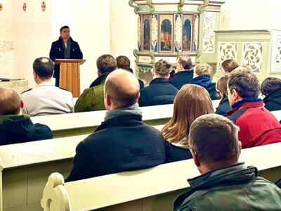 ede des Bürgermeisters Arne Raue zum Volkstrauertag in der Dorfkirche Werder (Bild vergrößern)