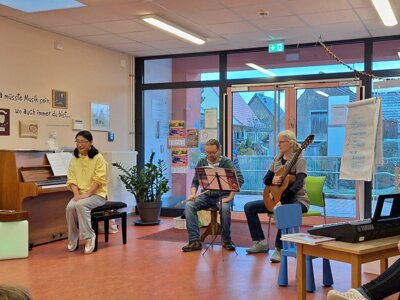 von links nach rechts: Frau Ackermann (Klavier), Herr Krause (Querflöte) und Frau Krause (Gitarre) (Bild vergrößern)