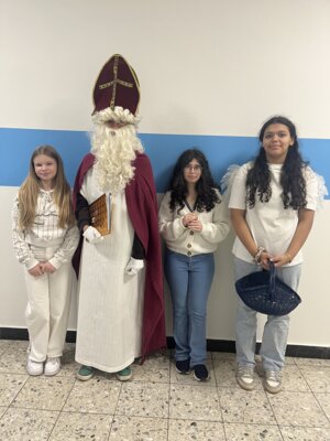Nikolaus an der Anne-Frank-Realschule (Bild vergr&ouml;&szlig;ern)