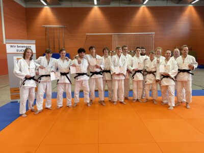 Dan - Prüfung beim Sportclub Charis 02 e.V. (Bild vergrößern)