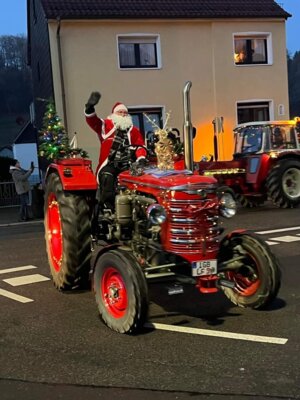 Foto zur Meldung: Die Lichterfahrt der Schlepperfreunde Saarpfalz am Samstagabend, 30. November 2024, durch das Mandelbachtal übertraf alle Erwartungen.