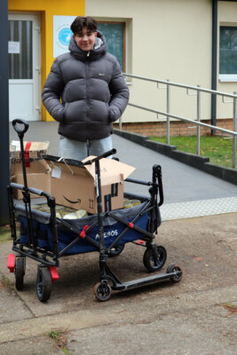 Louis mit Bollerwagen und Roller für die Tiere unterwegs (Bild vergrößern)