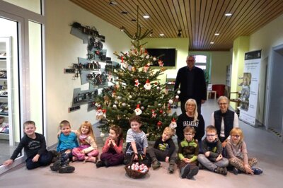 Kinder schmücken Weihnachtsbaum im Selbitzer Rathaus (Bild vergrößern)