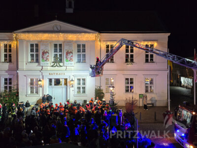 Vorsichtig tasten sich die Jugendfeuerwehren zum Einsatzort vor. Foto: Franziska Liebing (Bild vergrößern)