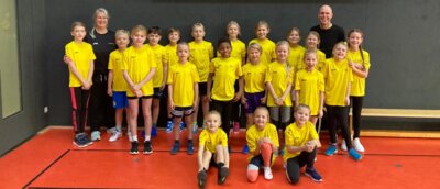 Das 20-köpfige Jarmener Grundschulteam in Anklam, betreut von Schulleiterin Dana Röthemeier (2. von links) und Sportlehrer Oliver Wagenknecht (hinten rechts). - (Foto: Kristin Ulrich)