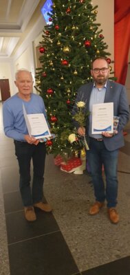 Bernhard Schneider und Martin Mücke-Freihofer mit den Urkunden zum Tag des Ehrenamtes