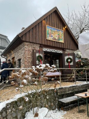 Die weihnachtliche Dorfscheune