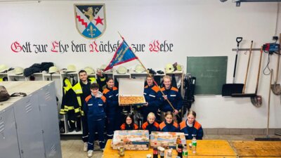 Lichterglanz spendiert Pizza für Jugendfeuerwehr