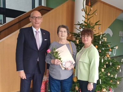 Ruth Jäger (M.) erhielt den „Veltener Teller 2024“. Foto: MSGIV (Bild vergr&ouml;&szlig;ern)