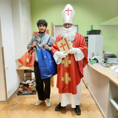 Der heilige Nikolaus und sein Helfer