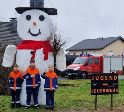 Schneemann am Ortseingang