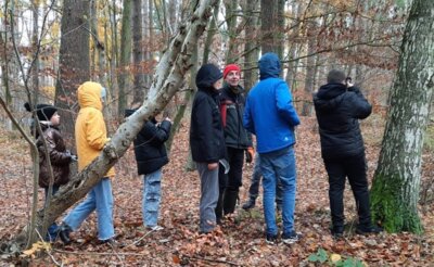 Motivierte Kinder orientieren sich im Wald. Foto: André Stache