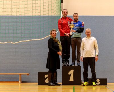 Monique Anders, Ole Reinholdt, Steffen Schirmer und Stefan Grobbecker mit dem Wanderpokal. Foto: Ralf Sawacki