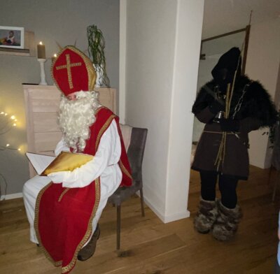 Nikolaus und Rupprecht spenden für schwerstkranke Menschen (Bild vergrößern)