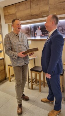 Bürgermeister Mirko Buhr gratulierte Bernd Anders zum Jubiläum