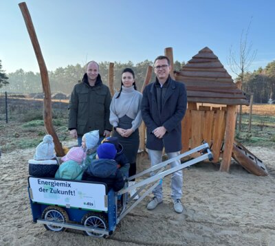 E.DIS spendet Krippenwagen an die Kita "Zwergenburg“ in Milow