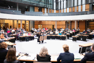 Teilnehmende des Berliner Behindertenparlaments und Senatsmitglieder im Plenarsaal des Abgeordnetenhauses (Foto: Kilian Vitt)