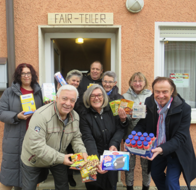 Initiatorin Gerlinde Caravetta (2. von links vorne) mit Bürgermeister Bernhard Uhl (rechts) und ihrem Fairteiler-Team. / Fotograf: Markt Zusmarshausen (Bild vergrößern)
