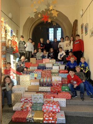 Meldung: Eine Treppe voll mit Weihnachtspäckchen