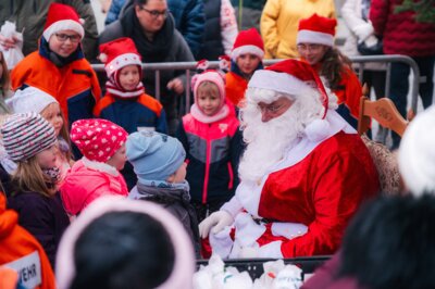 Höhepunkt am Sonntag war der Besuch des Weihnachtsmannes. Foto: Leon Kopsch (Bild vergrößern)