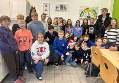 In der Weihnachtsbäckerei: Die Weihnachtsfeier der Klasse 5b (Bild vergr&ouml;&szlig;ern)
