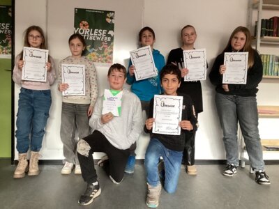 Stolze GewinnerInnen (von links: Amelie Wittkopf: Platz 1, Evelyn Kamscha: Platz 3, Lennox Mielewczyk: Platz 1, Tom Klingemann: Platz 1, Abdulhadi Albenni: Platz 2, Mia Schroeder: Platz 3, Leah Cooper: Platz 2)