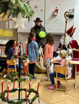 Die Klassensprecherinnen des Südhofs Tabea und Ella nehmen das Geschenk entgegen. (Bild vergr&ouml;&szlig;ern)