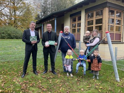 Die Kinder und das Team des Kinderhauses "Zur Schatzinsel" sowie der Elternbeirat freuen sich sehr über den neuen Krippengarten und danken allen Beteiligten von Herzen. (Bild vergrößern)